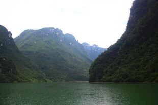 青山绿水间的秀丽河谷