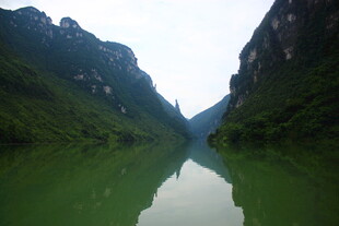 青山绿水间的静谧河谷