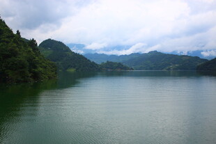 宁静山水间的碧绿湖泊