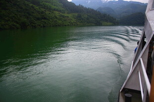 乘船赏青山绿水美景