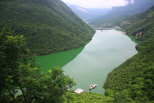 青山环抱的碧绿湖泊