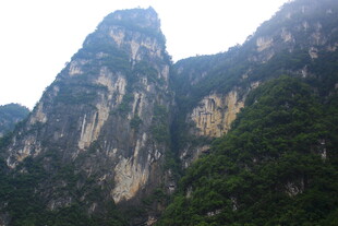 巍峨险峻的壮丽山峰