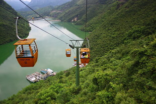 山间缆车穿梭于绿水青山间