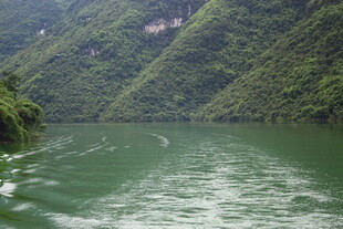 青山绿水间的悠悠江面