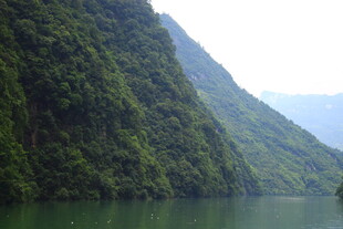 青山绿水间的宁静湖景