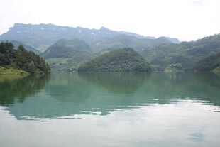 青山绿水间的宁静湖泊