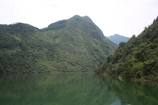 青山绿水间的静谧湖泊