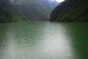 青山环抱的碧绿湖水