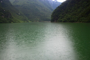 青山环抱的碧绿湖水