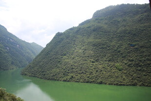 青山绿水间的秀丽河谷