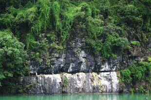 青山绿水间的岩壁风光
