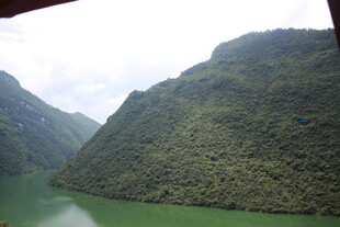 青山绿水间的秀丽河谷