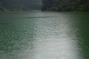 碧绿湖水与两岸青山