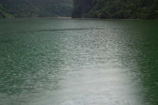 湖光山色中的宁静水面