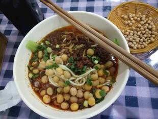 美味豌豆面 筷子相伴