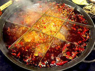 麻辣鲜香的九宫格火锅