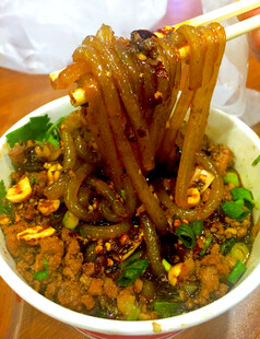 美味酸辣粉诱人呈现