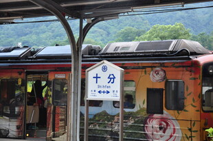复古站台旁的特色列车