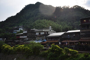 山村美景 阳光洒落村落