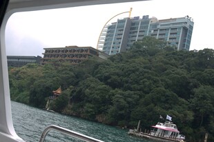 窗外河畔的建筑与绿树