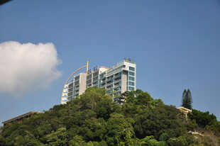 山顶上的现代建筑