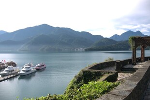 湖畔美景 船只静泊于山水间