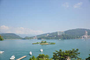 湖畔美景 碧波蓝天伴小岛