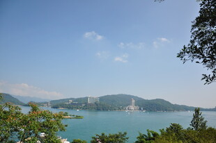 湖畔青山美景