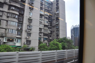 窗外高层住宅楼景观