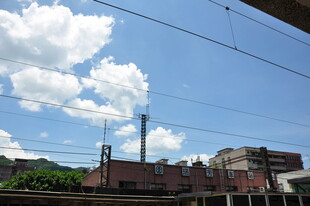 城市上空的蓝天白云景象