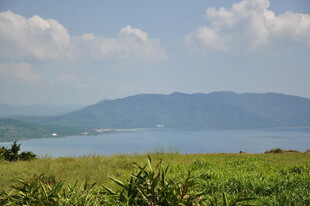 湖畔绿野与远山美景
