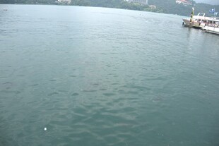 平静湖面与岸边停泊船只