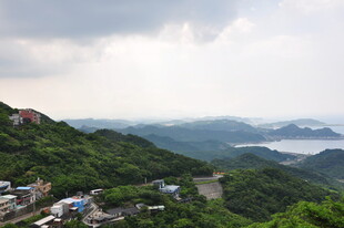 山间村落美景与蜿蜒公路