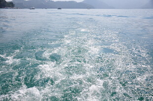 海上浪花翻涌的动态美景
