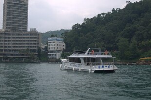 江上游船与岸边建筑景观