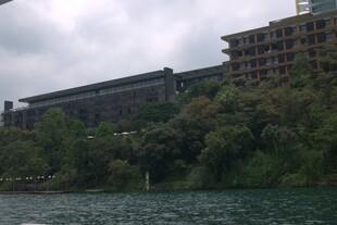 河畔绿树环绕的建筑景观