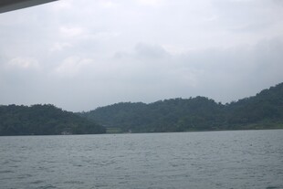 湖光山色间的宁静景致