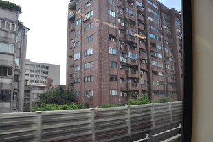 窗外的城市居民楼景观