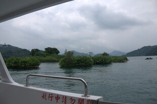 乘船游湖赏景