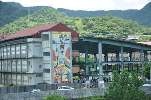 山间多彩建筑景观