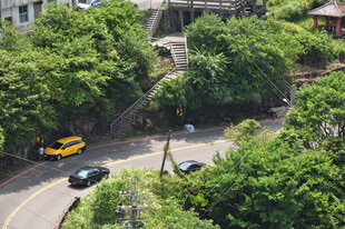 山间公路上的行驶车辆