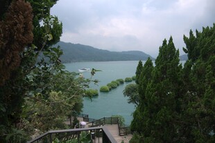 山间湖畔美景