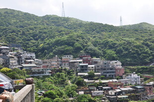 山间错落有致的多彩民居