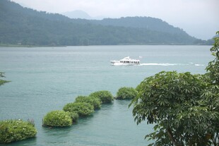 湖光山色中的游船美景