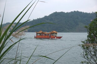 江上游船赏景