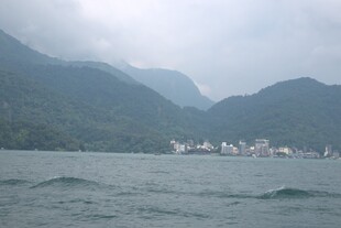 山水间的城镇风光