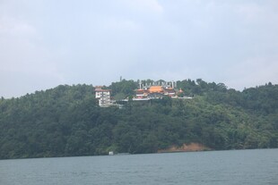 湖畔青山上的别致建筑