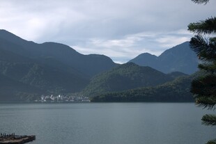 湖光山色中的宁静景致
