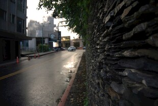 石墙边的城市街道景象