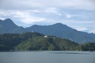 湖光山色中的秀丽景致